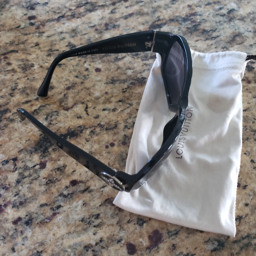 Sunglasses - Picture 4 of 5